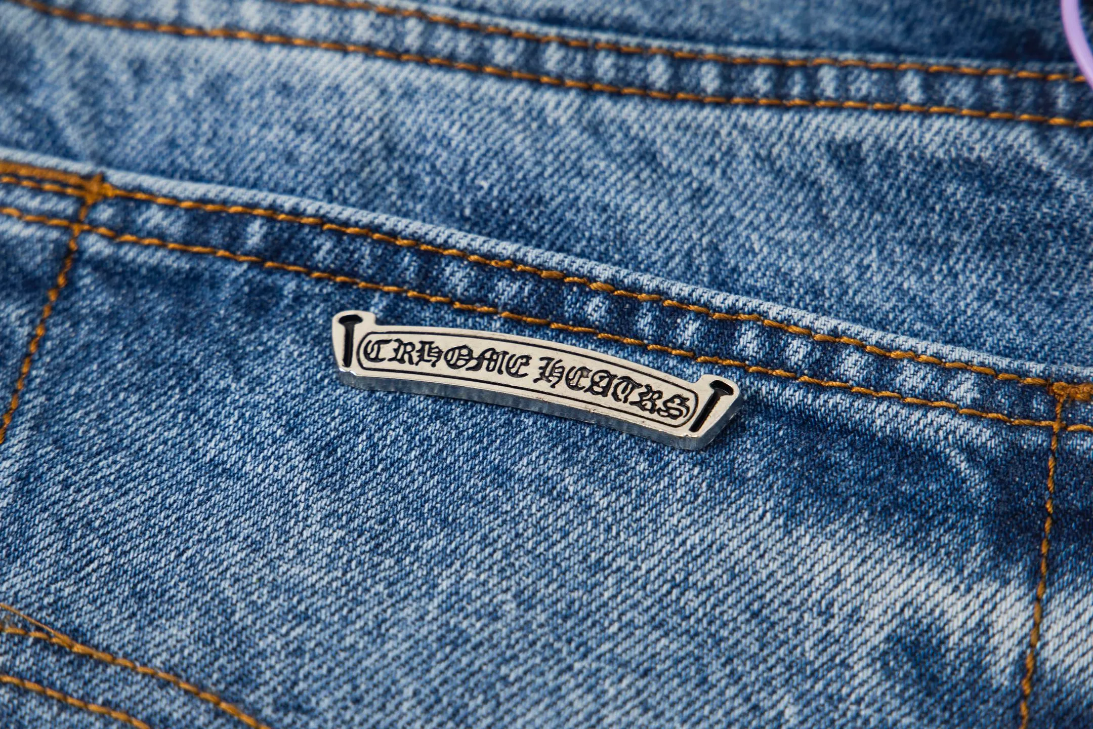 P270 💰 (Top version) Chrome Hearts blue pants black white blue multi-leather jeans Top version Chrome Hearts Chrome Hearts jeans with leather jeans It is known that chromehearts jeans use vintage Levis jeans as the base for creation, usually adding their own unique silver buckles and silver ornaments, plus leather embellishments. This is what doubles the value of these vintage jeans, because the base is Vintage jeans, jeans themselves have become very soft and comfortable after years of baptism, which can be distinguished from ordinary jeans. Regarding the size, you should also refer to the pants data. Color: blue Size: 28-30-32-34-36 (corresponding to S-M-L-XL-XXL)